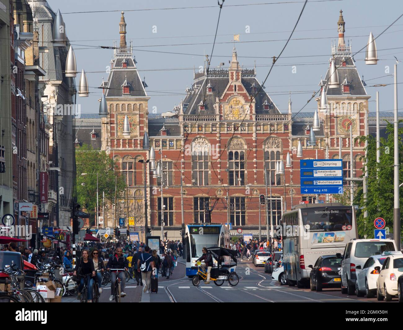 Amsterdam, pays-Bas - 27 mai 2016 ; Amsterdam est la capitale de NetherlandsÕ, célèbre pour son patrimoine artistique, son système de canaux pittoresques et ses maisons étroites W Banque D'Images