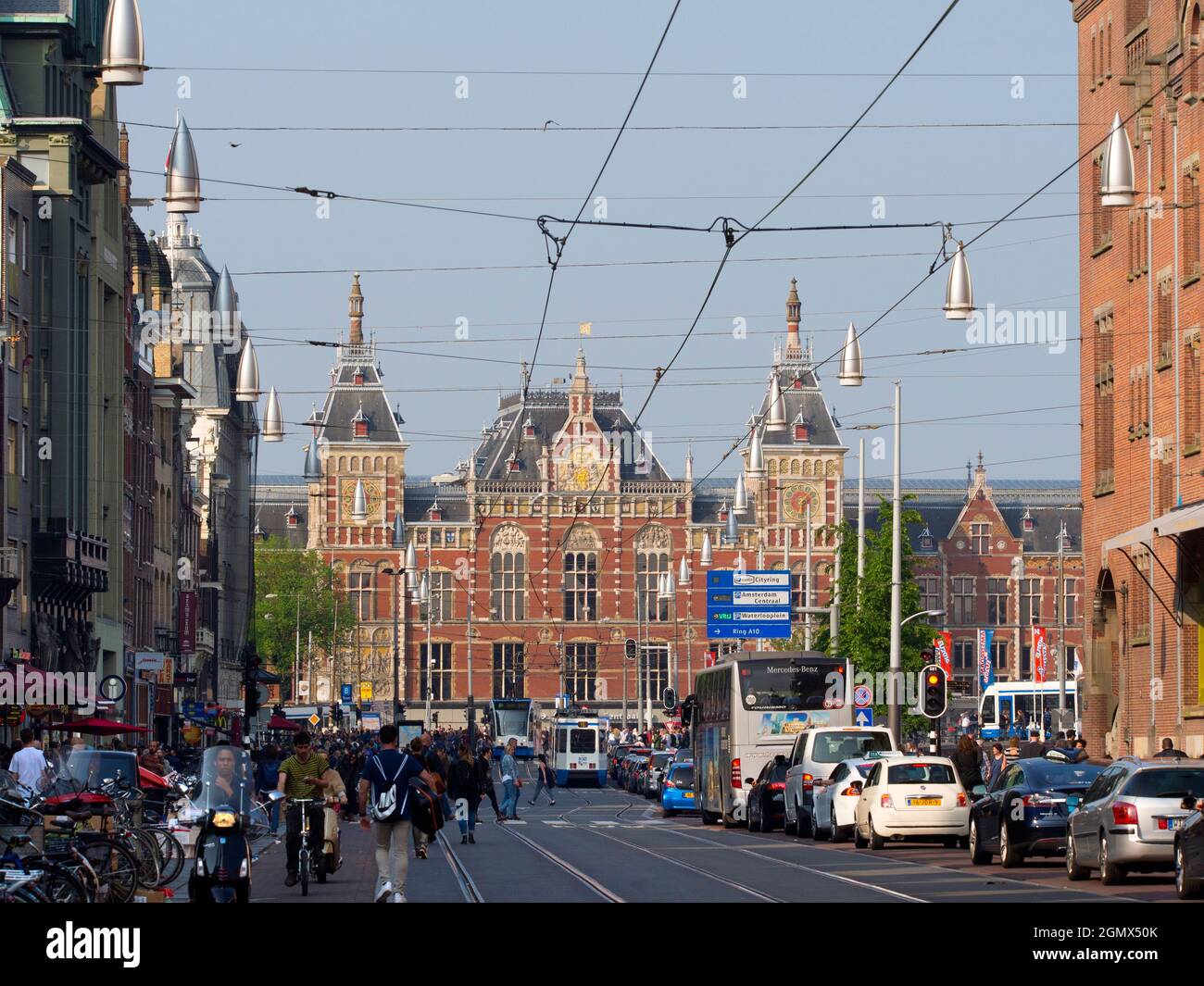 Amsterdam, pays-Bas - 27 mai 2016 ; Amsterdam est la capitale de NetherlandsÕ, célèbre pour son patrimoine artistique, son système de canaux pittoresques et ses maisons étroites W Banque D'Images