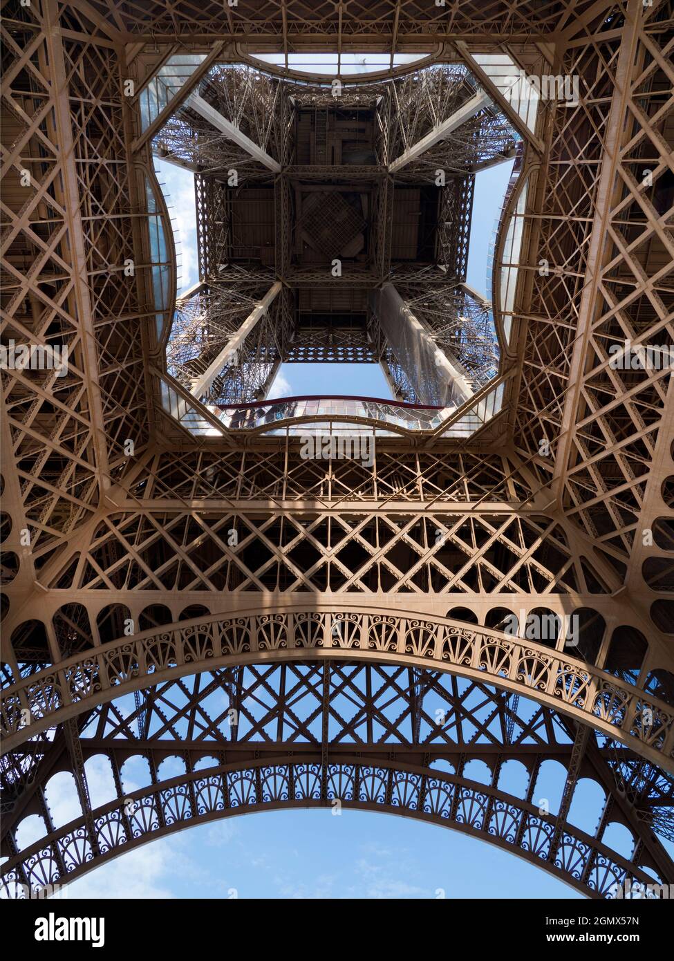 Paris, France - 18 septembre 2018 construite pour l'exposition universelle de 1889, la Tour Eiffel de 324 mètres (1,063 pieds) est devenue une icône culturelle de Paris Banque D'Images