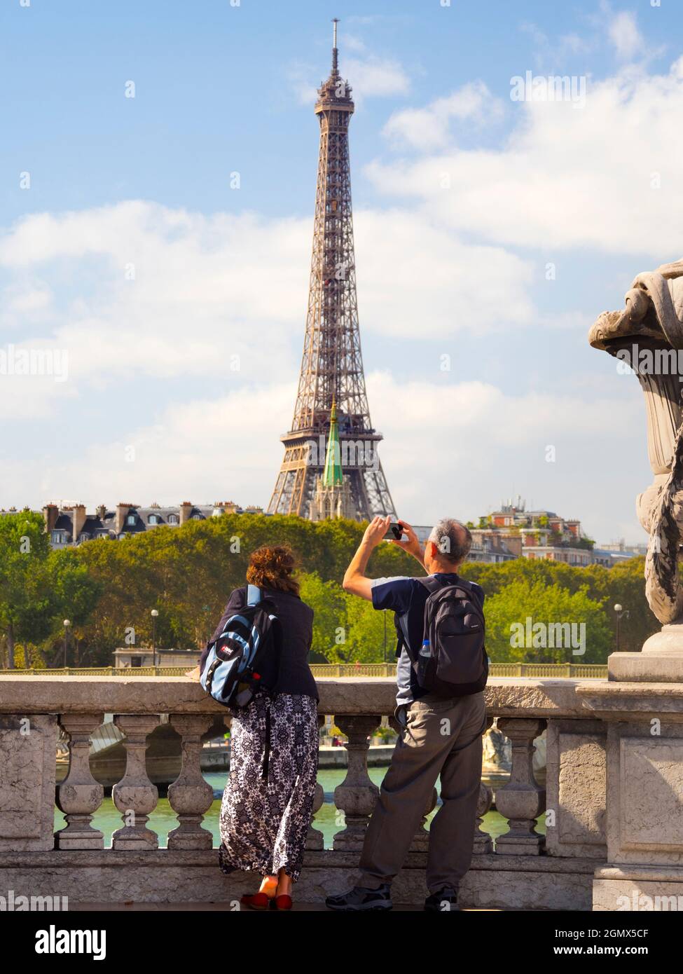 Paris, France - 18 septembre 2018 ; deux touristes en plein air construit pour l'exposition universelle de 1889, la Tour Eiffel de 324 mètres (1,063 pieds) est devenue une Banque D'Images