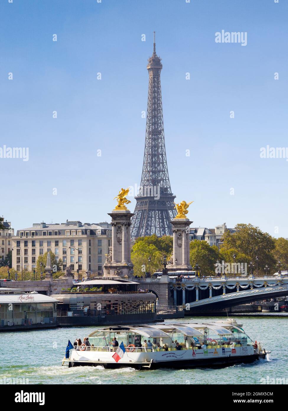 Paris, France - 18 septembre 2018 construite pour l'exposition universelle de 1889, la Tour Eiffel de 324 mètres (1,063 pieds) est devenue une icône culturelle de Paris Banque D'Images