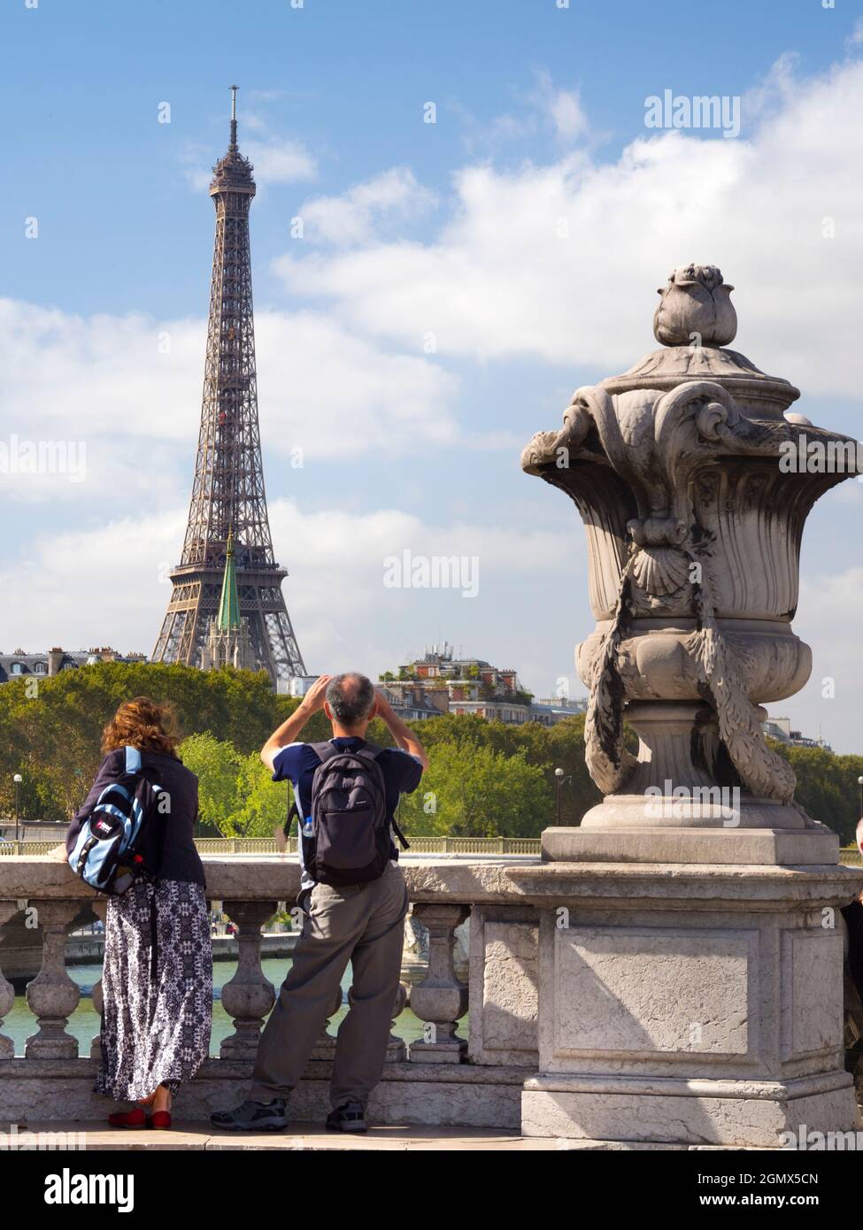Paris, France - 18 septembre 2018 ; deux touristes en plein air construit pour l'exposition universelle de 1889, la tour Eiffel de 324 mètres (1,063 pieds) est devenue un c Banque D'Images