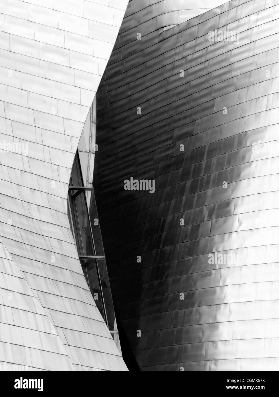 Bilbao, Espagne - 8 septembre 2015; pas de personnes en vue. Le musée Guggenheim de Bilbao est un musée d'art moderne de renommée mondiale, conçu par Canadian-Amer Banque D'Images