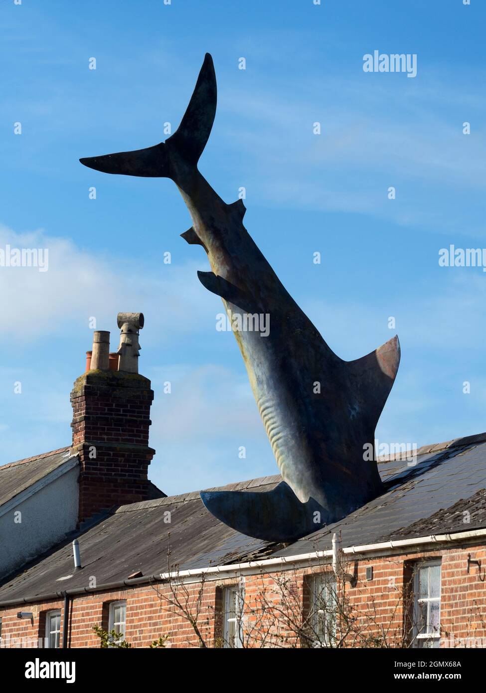 Le requin de Headington est une sculpture sur le toit de la New High Street de Headington, Oxford, Angleterre. Cette œuvre d'art surréaliste illustre un immense SH Banque D'Images