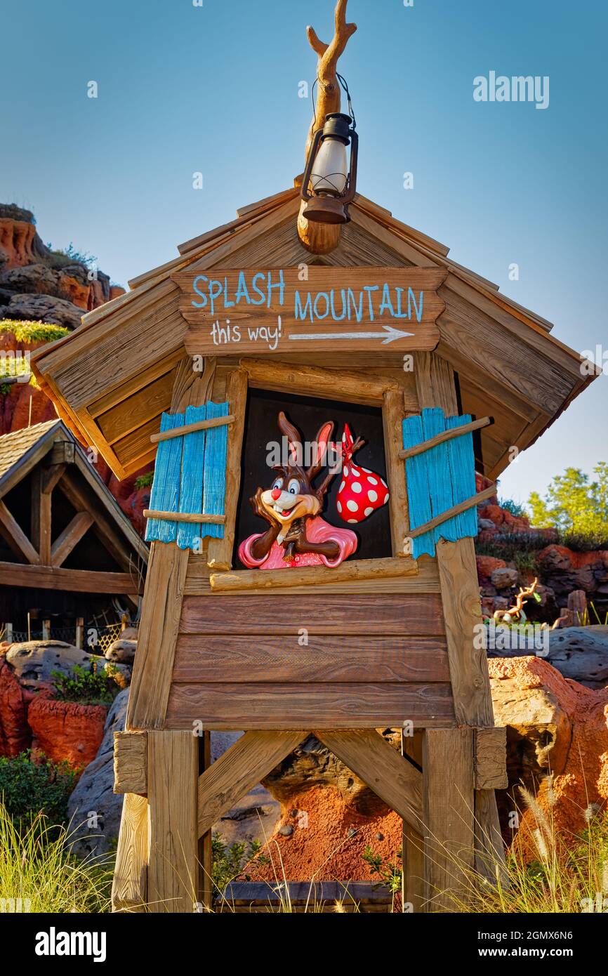 Splash Mountain dans Magic kingdom à Orlando, Floride qui est une promenade en rondins de flume basée sur les séquences animées du film de Disney Song of South de 1946 Banque D'Images