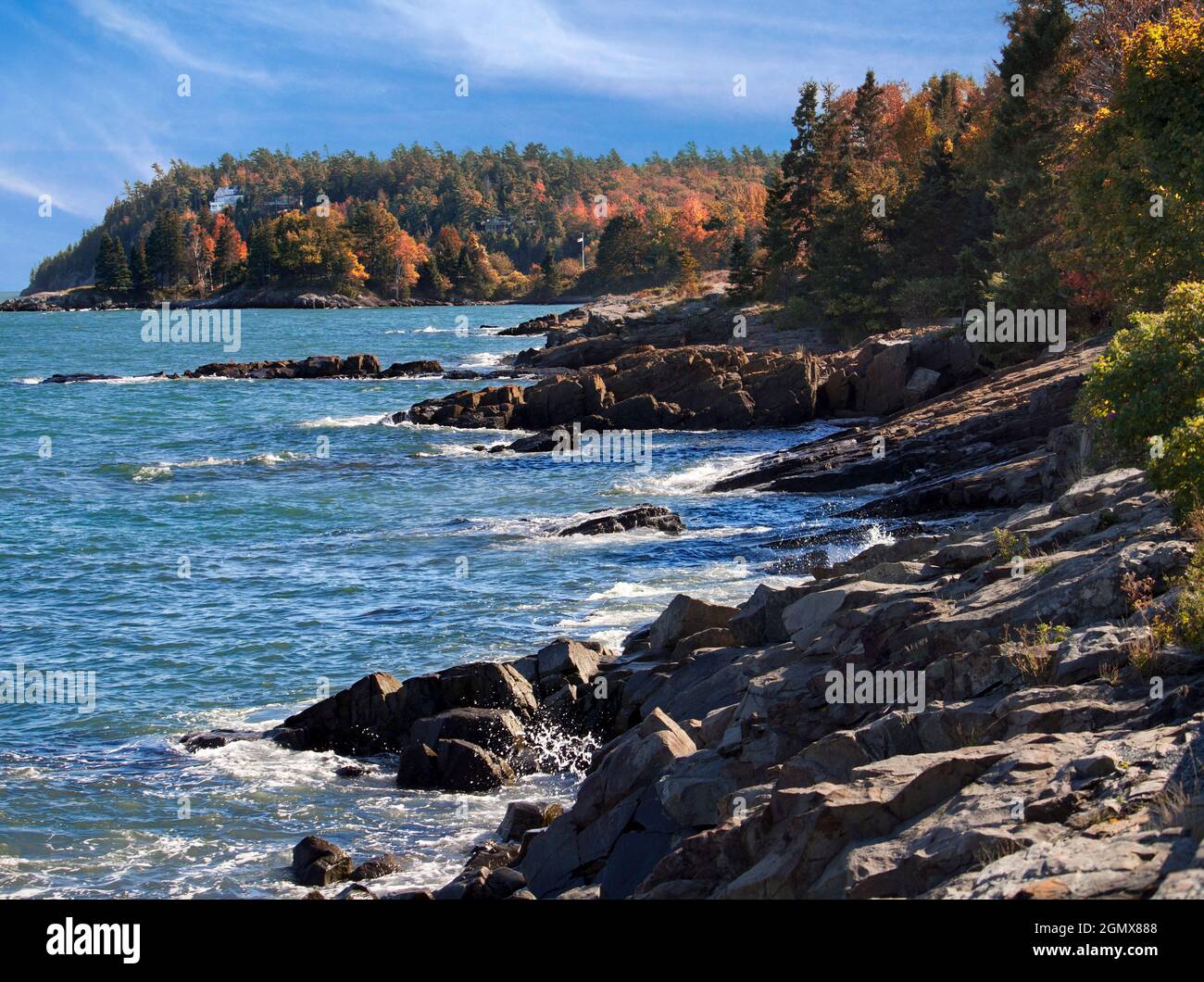 8 novembre 2013 - Bar Harbor, Maine Etats-Unis la magnifique côte glaciaire rocheuse de Bar Harbor en automne, avec les arbres en pleine couleur. Il s'agit d'une passerelle vers Banque D'Images