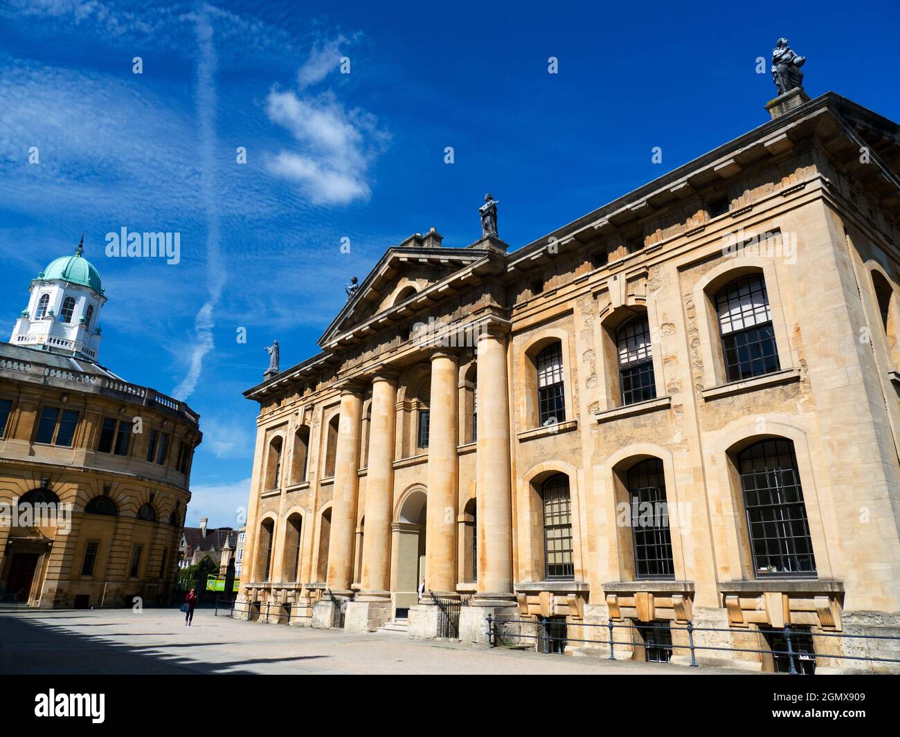 Oxford, Angleterre - 25 août 2017 deux bâtiments célèbres au cœur d'Oxford, le Sheldonian Theatre et Clarendon Bui, le matin de la fin de l'été Banque D'Images