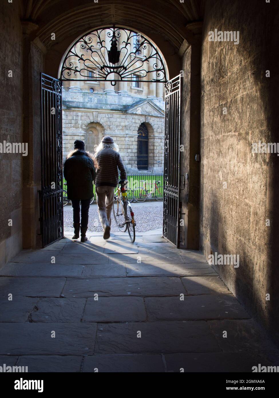 L'entrée intime entre deux des sites les plus historiques d'Oxford : la bibliothèque Bodleian et la place Radcliffe. La bibliothèque Bodleian, la principale resea Banque D'Images