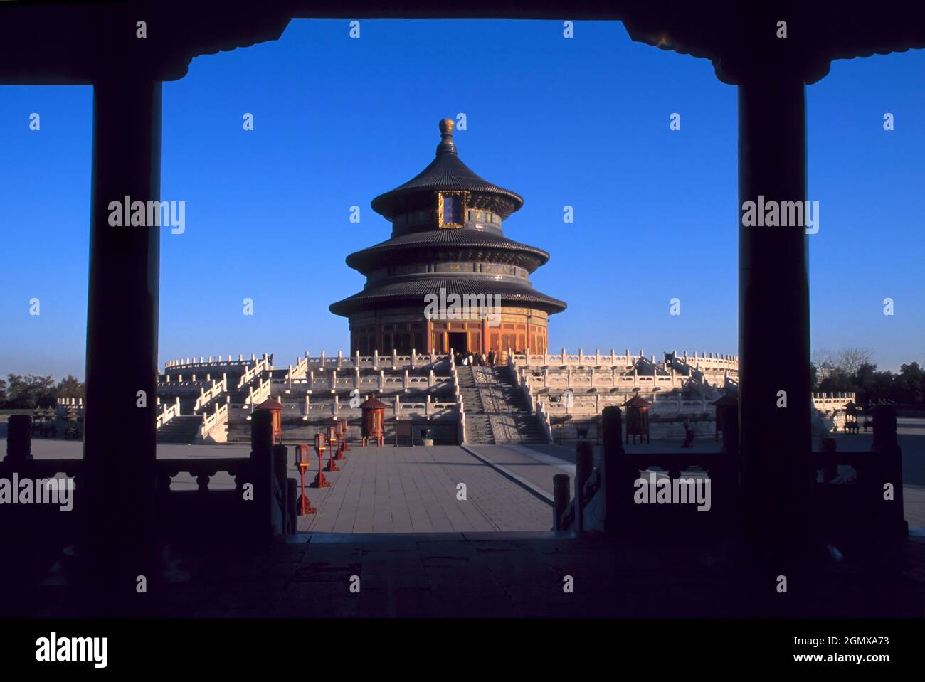 Beijing, Chine - Mai 1984; le Temple du ciel (Tian Tan) est un complexe médiéval de bâtiments religieux situé dans le centre de Beijing., Chine. Intégré t Banque D'Images