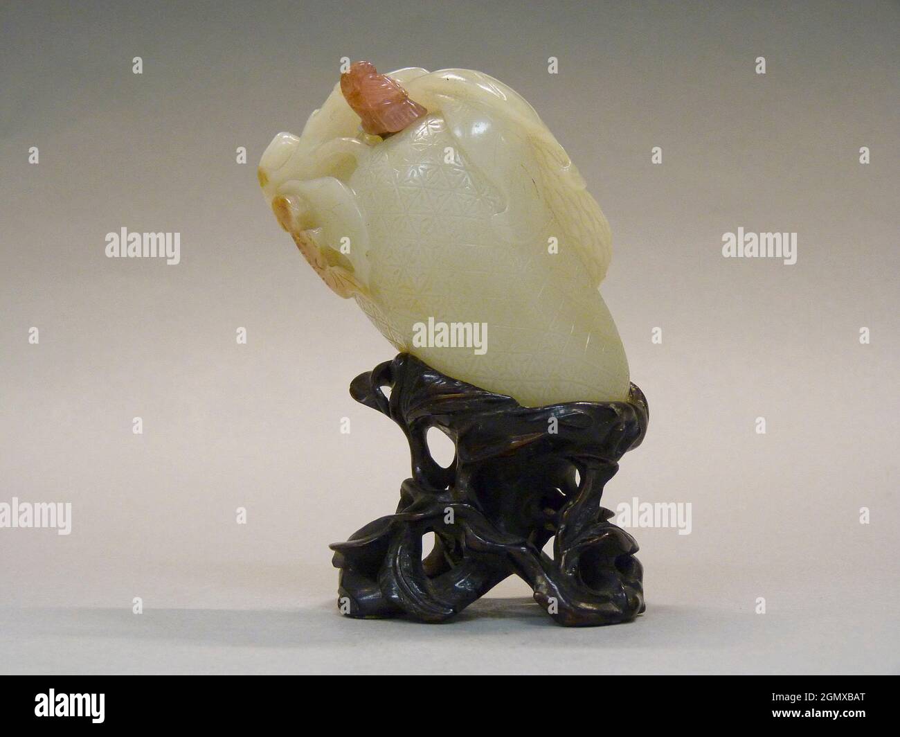 Bouteille de tabac à priser. Période: Dynastie Qing (1644-1911), période Qianlong (1736-95); Culture: Chine; milieu: Néphrite blanc et brun avec bouchon de quartz rose; Banque D'Images
