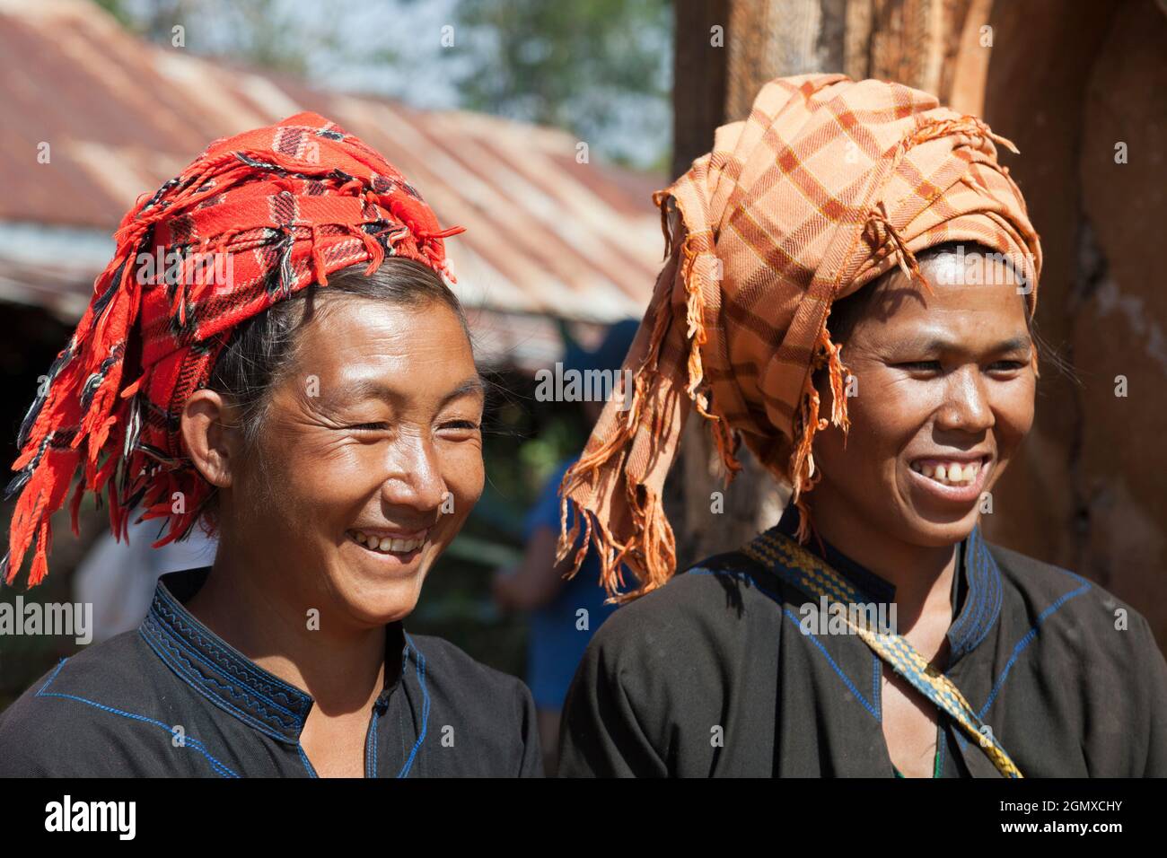 Inn Thein, Myanmar - 2 février 2013 deux femmes tribales ayant un bon rire jovial par les stupas abandonnés dans le village Inn Thein par le pittoresque lac Inle. Je wi Banque D'Images
