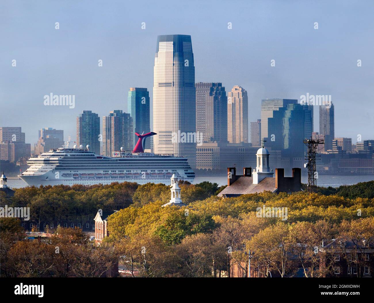 New York, Etats-Unis - 12 octobre 2013; pas de personnes en vue. Vue depuis le terminal de croisière de Brooklyn sur Governors Island vers le centre-ville de Manhattan, New Yor Banque D'Images