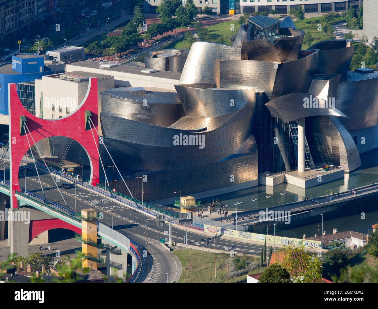 Le musée Guggenheim de Bilbao est un musée d'art moderne de renommée mondiale, conçu par l'architecte canadien-américain Frank Gehry et situé à Bilbao, en t. Banque D'Images