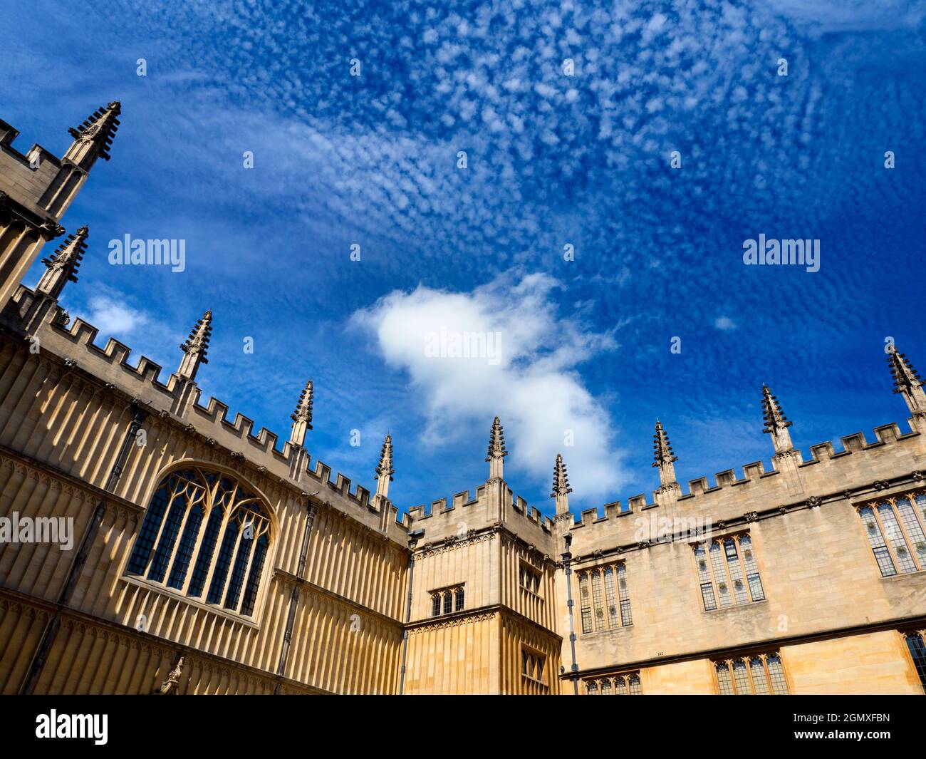 Oxford, Angleterre - 25 août 2017 Un magnifique ciel altocumulus de maquereau au-dessus de la célèbre bibliothèque Bodleian d'Oxford. La bibliothèque historique Bodleian est Banque D'Images