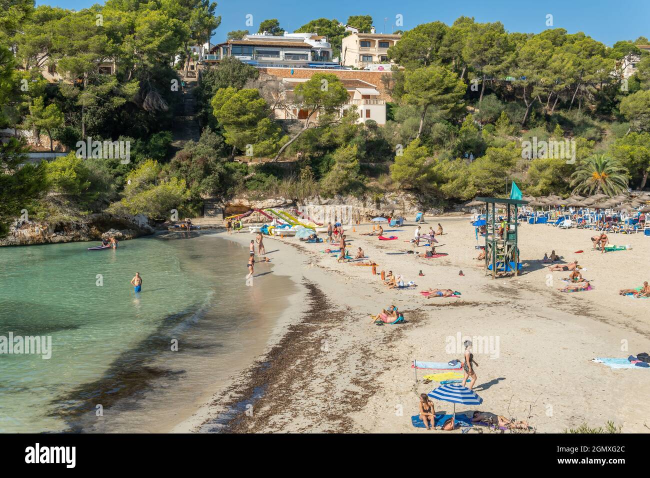 Cala Santanyi, Espagne; septembre 11 2021: Vue générale de la plage de Cala Santanyi sur l'île de Majorque, avec des baigneurs sur le sable et dans le Mediterran Banque D'Images