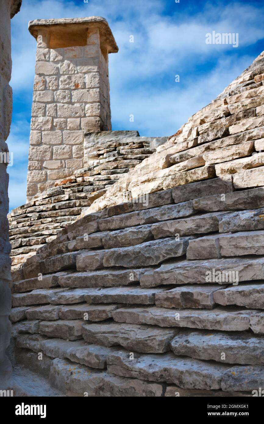 Alberobello, Italie - 10 avril 2018 Albeloberro est une petite ville proche de Bari, dans le sud de l'Italie. Sa principale revendication de gloire sont ses trulli minuscules et uniques Banque D'Images