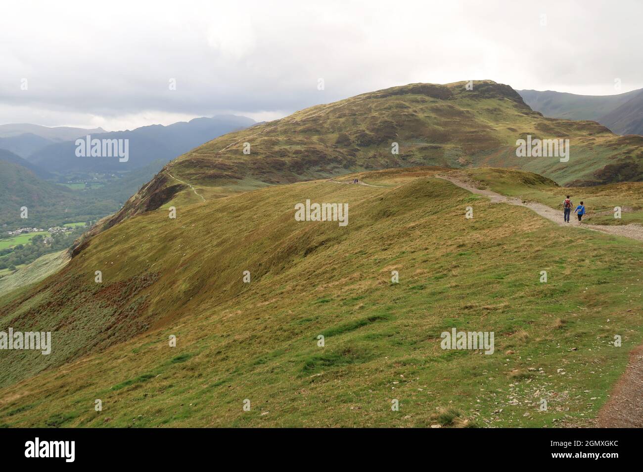 Cat Bells, Lake District, Royaume-Uni. Un sentier de randonnée populaire rempli de randonneurs lors d'un week-end nuageux de septembre. Banque D'Images