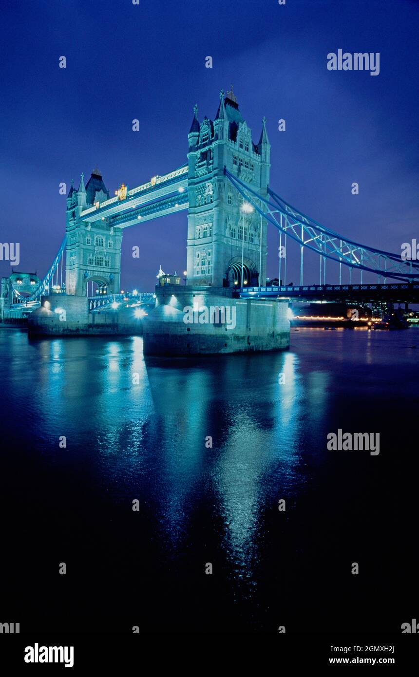 Royaume-Uni. Angleterre. Londres. Tower Bridge la nuit. Banque D'Images