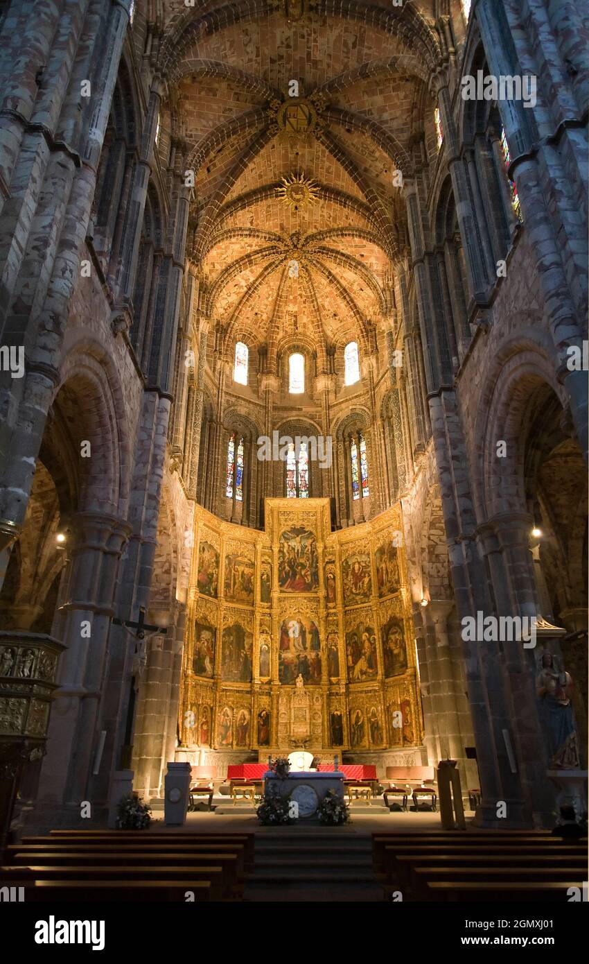 L'autel doré et alter pièce de la cathédrale de la çvila en Espagne. La construction de la cathédrale gothique de granit gris de fer a commencé dans le 11ème Banque D'Images