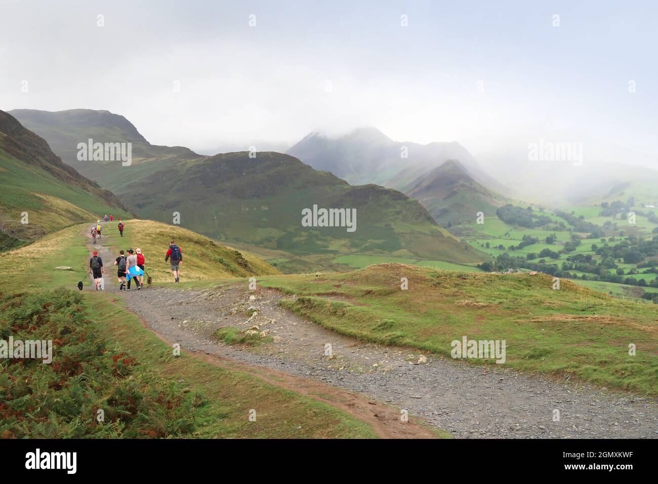 Cat Bells, Lake District, Royaume-Uni. Un sentier de randonnée populaire rempli de randonneurs lors d'un week-end nuageux de septembre. Banque D'Images