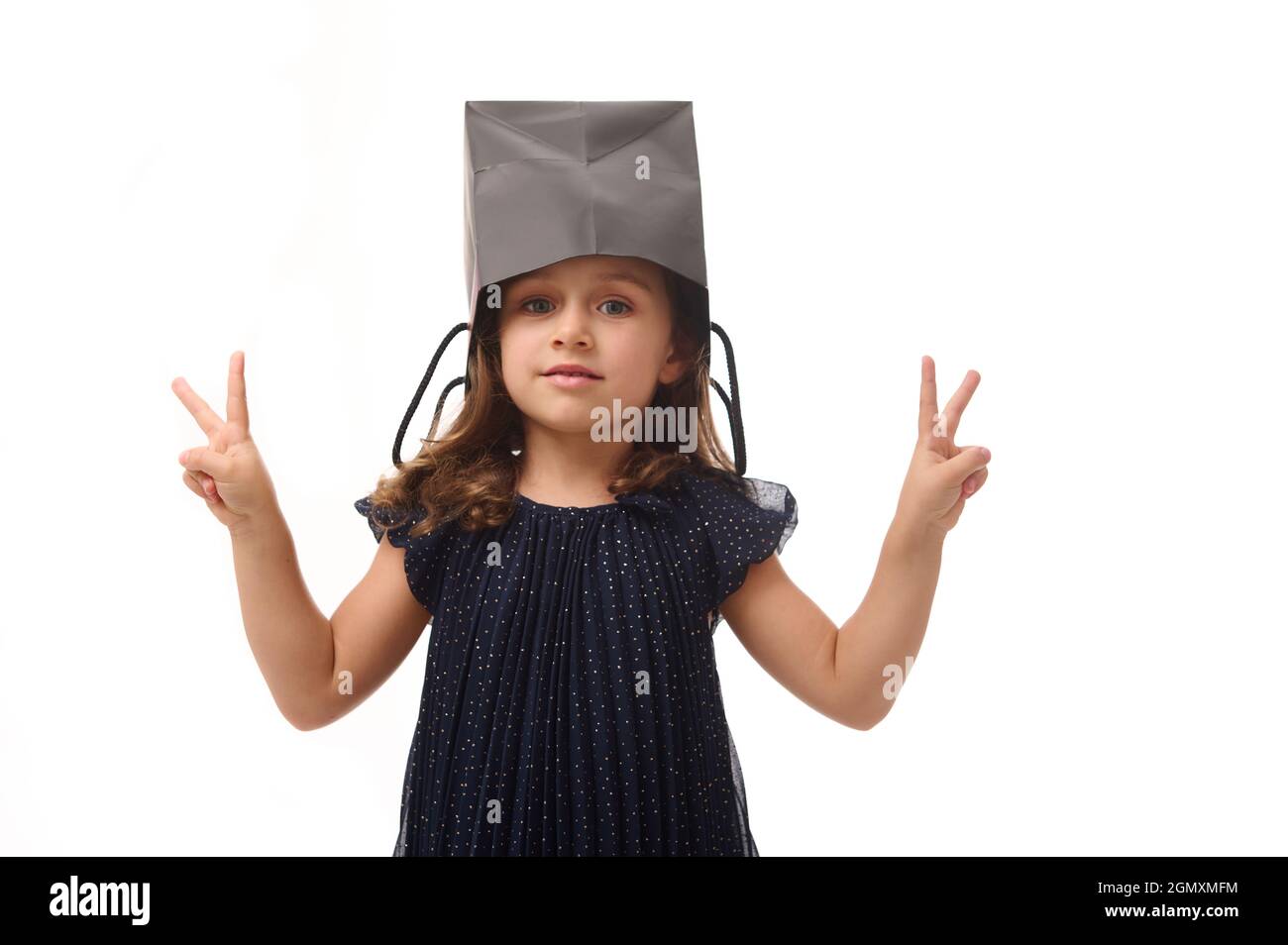 Portrait De La Belle Fille De Bebe Caucasien Ayant L Amusement Mettant Un Paquet Noir De Shopping Sur Sa Tete Regardant L Appareil Photo Montrant Le Signe De Paix Avec Son Pce Photo Stock Portrait De La Belle Fille De Bebe Caucasien Ayant L Amusement Mettant Un Paquet Noir De Shopping Sur Sa Tete Regardant L Appareil Photo Montrant Le Signe De Paix Avec Son Pce Photo Stock