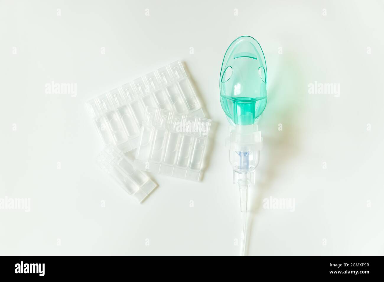 Masque médical à oxygène avec nébuleuses isolé sur fond blanc. Inhalateur médical, nébuliseur, nébulaire. Traitement respiratoire de l'asthme. Vue de dessus Banque D'Images