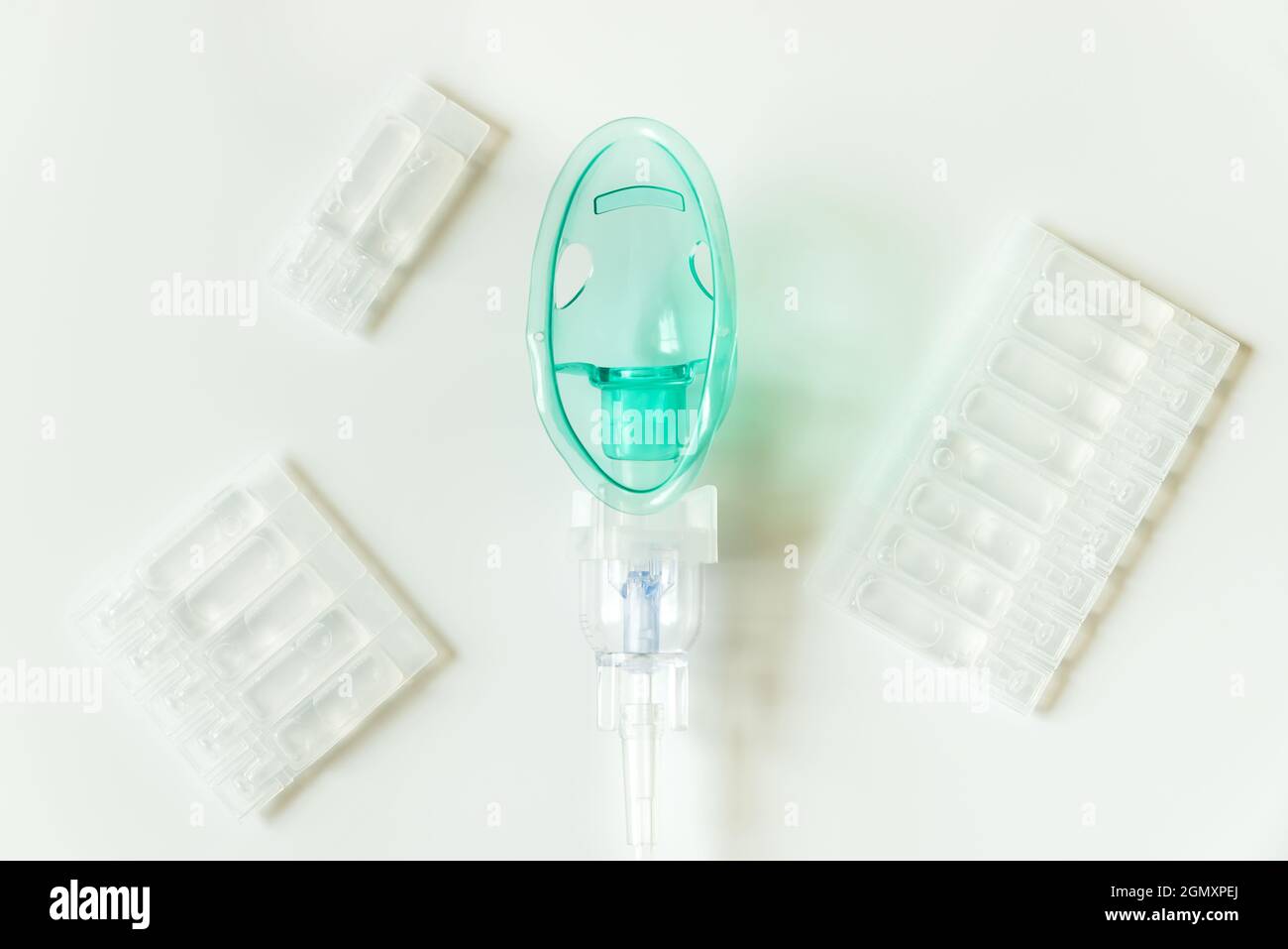 Masque médical à oxygène avec nébuleuses isolé sur fond blanc. Inhalateur médical, nébuliseur, nébulaire. Traitement respiratoire de l'asthme. Vue de dessus Banque D'Images