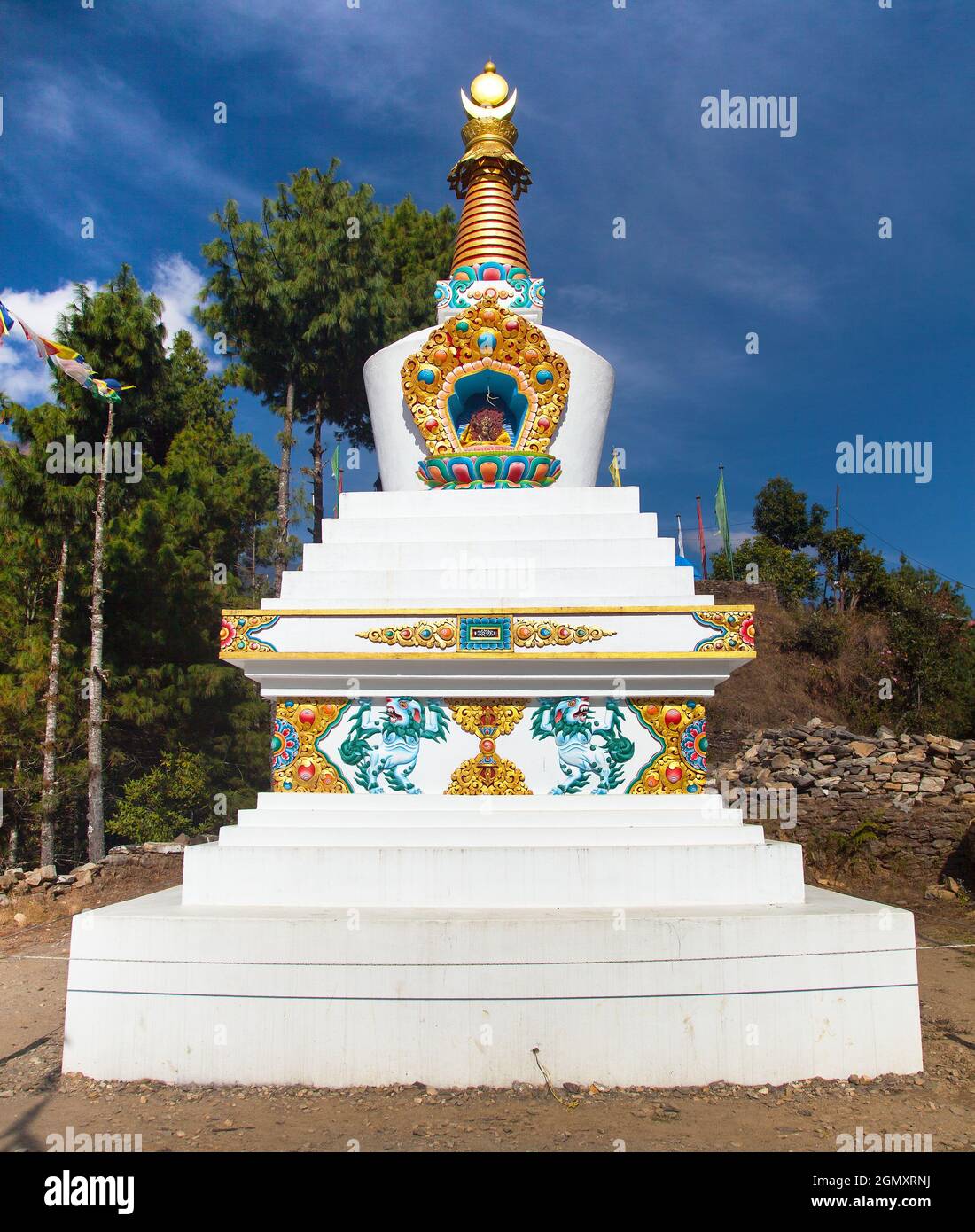 Stupa bouddhiste, monastère ou gompa dans le village de Kharikhola près de Lukla, chemin de Jiri Bazar à la région de l'Everest, vallée de Khumbu, Solukhumbu, Népal Banque D'Images