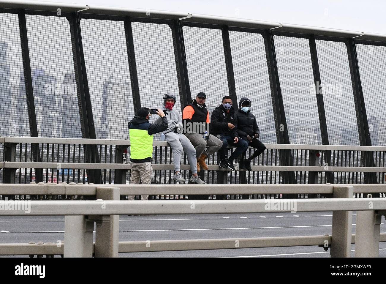 Melbourne, Australie, 21 septembre 2021. Les manifestants posent pour des photos sur la rampe au sommet du pont de Westgate lors de la manifestation du syndicat de la construction, des forêts, des Maritimes, des mines et de l'énergie (CFMEU) à Melbourne au sujet de l'introduction de vaccins obligatoires pour les ouvriers du bâtiment. Crédit : Michael Currie/Speed Media/Alay Live News Banque D'Images