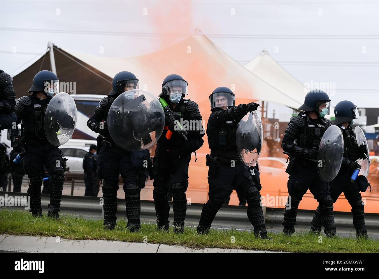 Melbourne, Australie, 21 septembre 2021. La police dotée d'une arme anti-émeute donne l'ordre de tirer sur les manifestants de la Westgate Freeway lors de la manifestation du syndicat de la construction, des forêts, des Maritimes, des mines et de l'énergie (CFMEU) à Melbourne au sujet de l'introduction de vaccins obligatoires pour les ouvriers du bâtiment. Crédit : Michael Currie/Speed Media/Alay Live News Banque D'Images