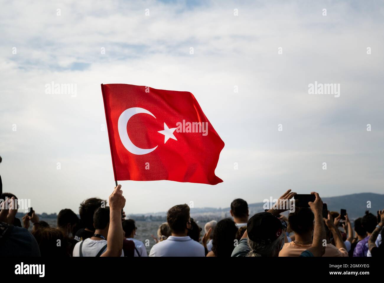 Izmir, Turquie - 9 septembre 2021: Journée de la liberté d'Izmir, les gens ont des drapeaux turcs sur leurs mains. Place Gundogdu Banque D'Images