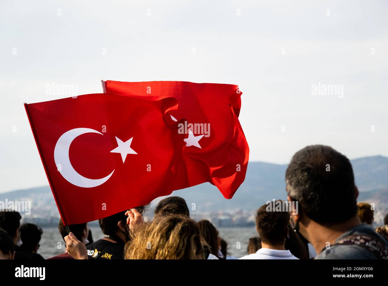 Izmir, Turquie - 9 septembre 2021: Journée de la liberté d'Izmir, les gens ont des drapeaux turcs sur leurs mains. Place Gundogdu Banque D'Images
