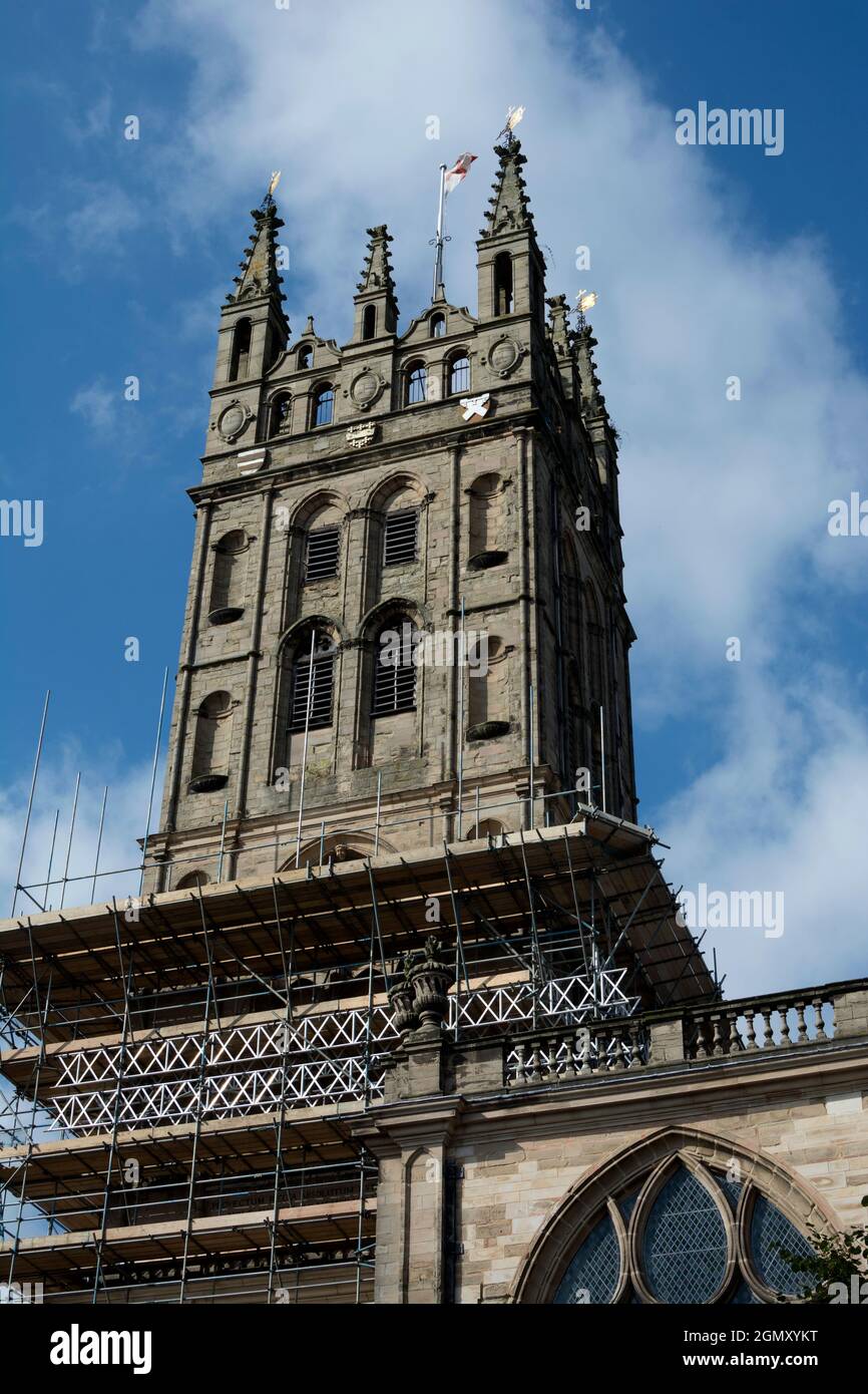 Échafaudage sur la tour de l'église Sainte-Marie, Warwick, Warwickshire, Angleterre, Royaume-Uni. 2021 Banque D'Images
