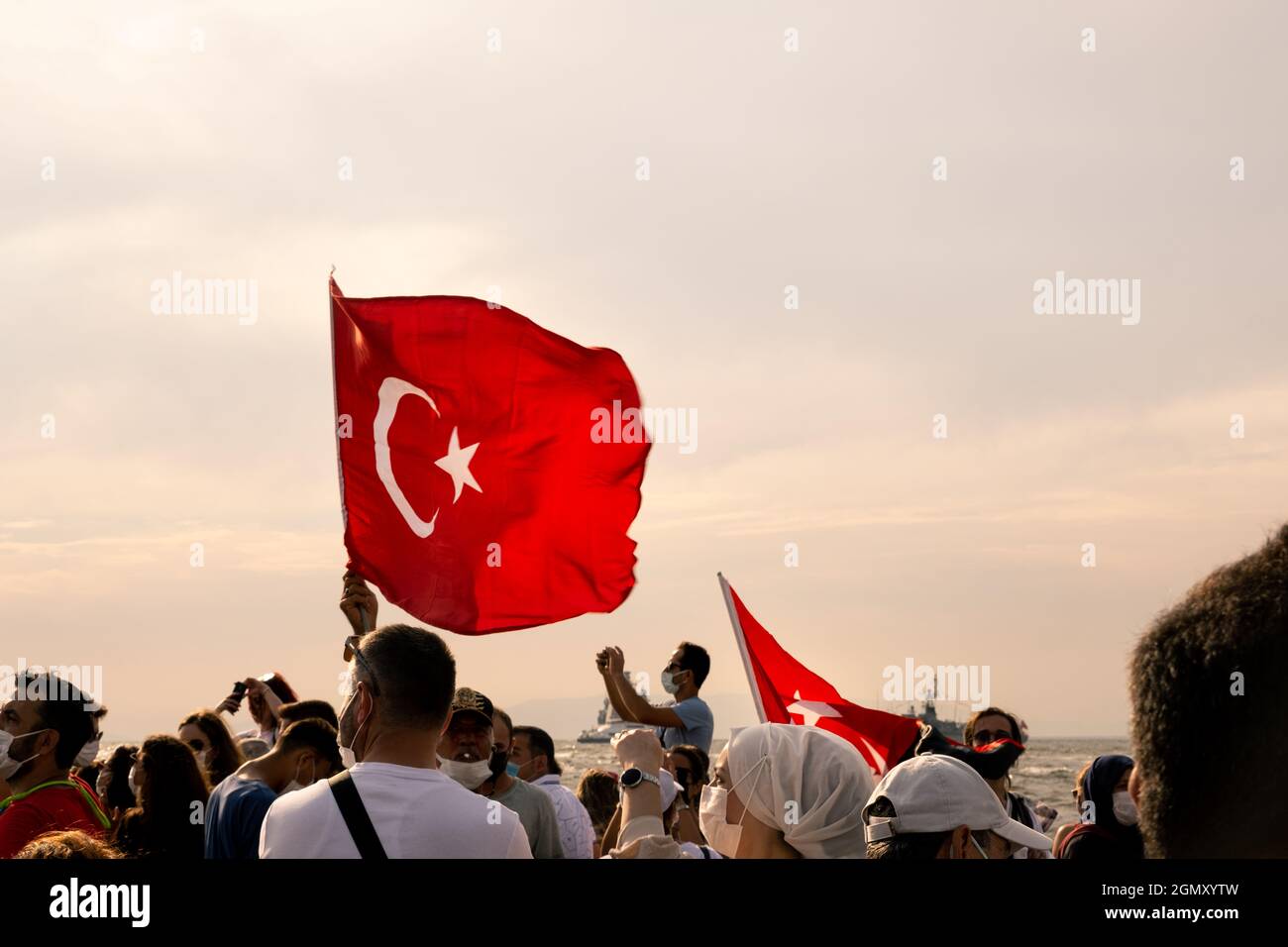 Izmir, Turquie - 9 septembre 2021: Journée de la liberté d'Izmir, les gens ont des drapeaux turcs sur leurs mains. Place Gundogdu Banque D'Images