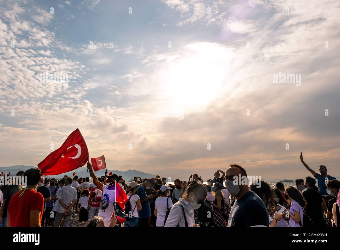 Izmir, Turquie - 9 septembre 2021: Journée de la liberté d'Izmir, les gens ont des drapeaux turcs sur leurs mains. Place Gundogdu Banque D'Images