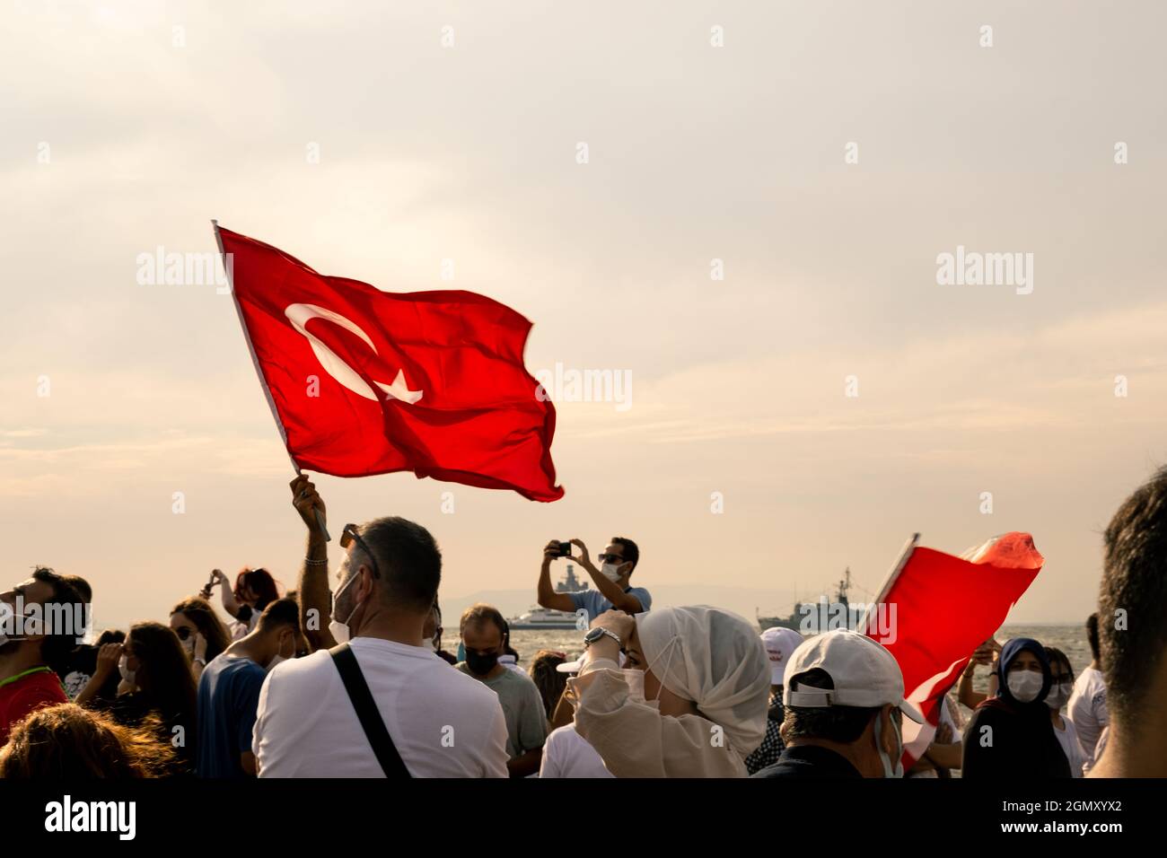 Izmir, Turquie - 9 septembre 2021: Journée de la liberté d'Izmir, les gens ont des drapeaux turcs sur leurs mains. Place Gundogdu Banque D'Images