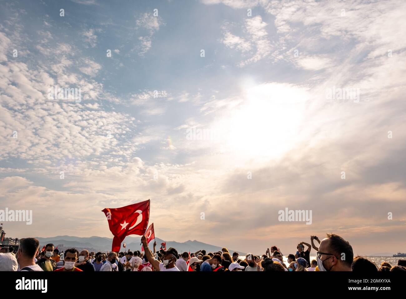 Izmir, Turquie - 9 septembre 2021: Journée de la liberté d'Izmir, les gens ont des drapeaux turcs sur leurs mains. Place Gundogdu Banque D'Images