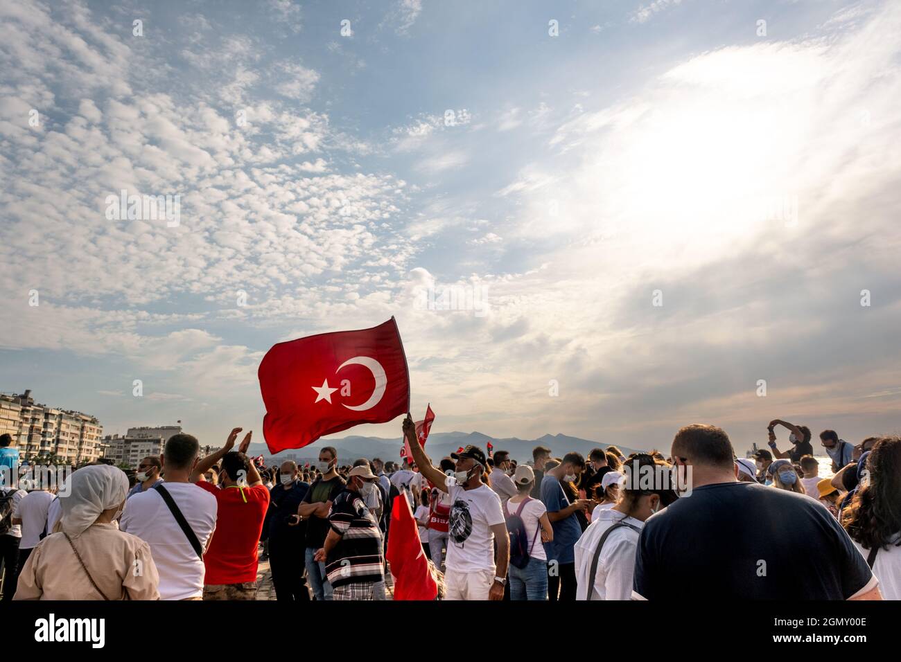 Izmir, Turquie - 9 septembre 2021: Journée de la liberté d'Izmir, les gens ont des drapeaux turcs sur leurs mains. Place Gundogdu Banque D'Images