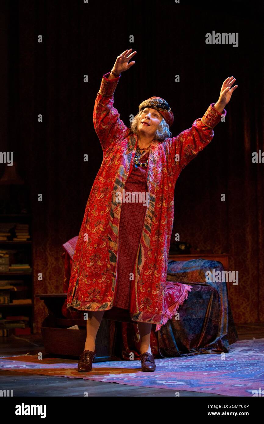 Jennifer Saunders (Madame Arcati) dans L'ESPRIT BLITHE par Noel Coward ouverture au Harold Pinter Theatre, Londres SW1 le 21/09/2021 a Theatre Royal Bath conception de production: Anthony Ward éclairage: Howard Harrison directeur: Richard Eyre Banque D'Images