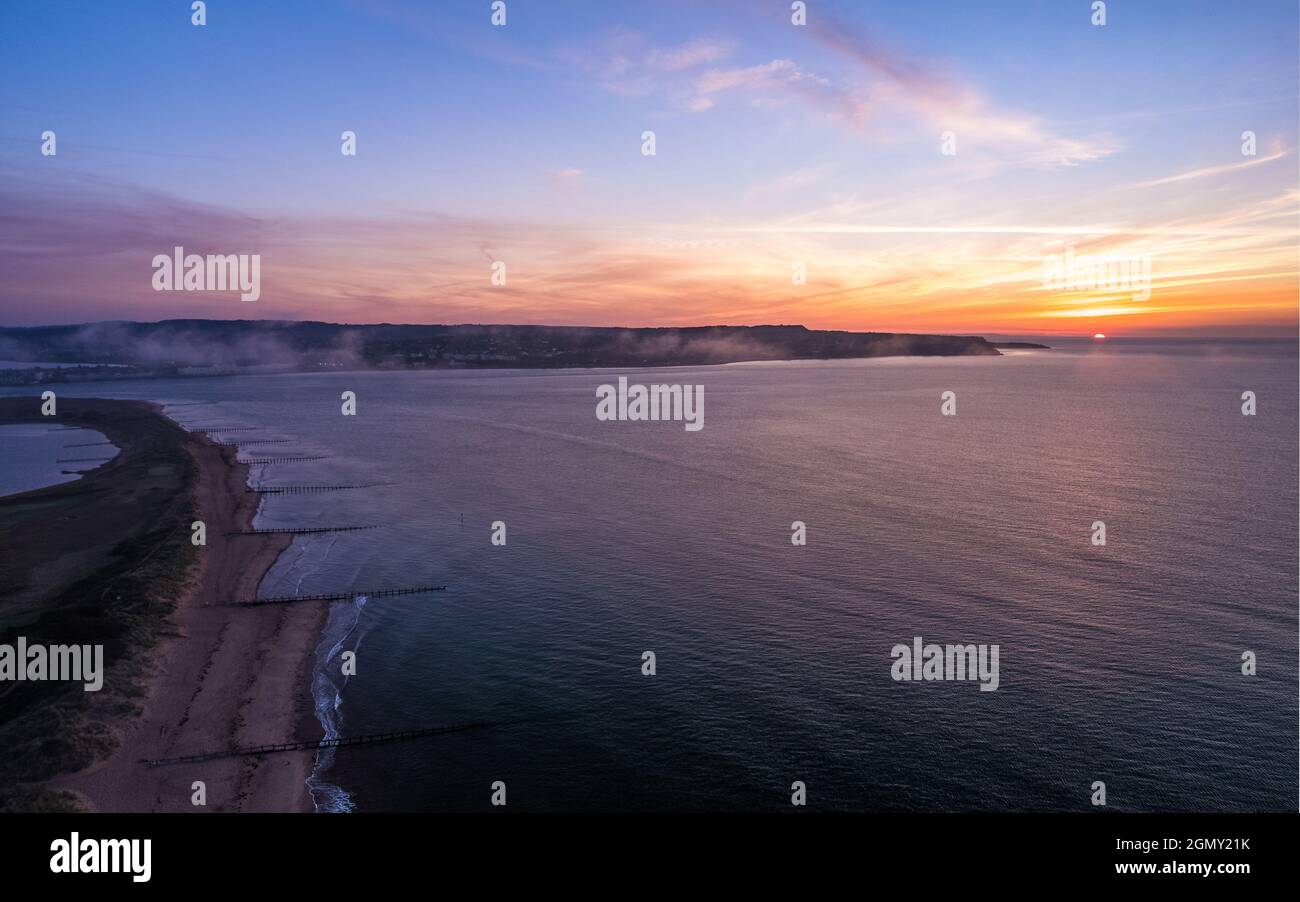 Photographie de drone - lever du soleil sur Exmouth et Dawlish Warren Beach, Devon, Angleterre, Europe Banque D'Images