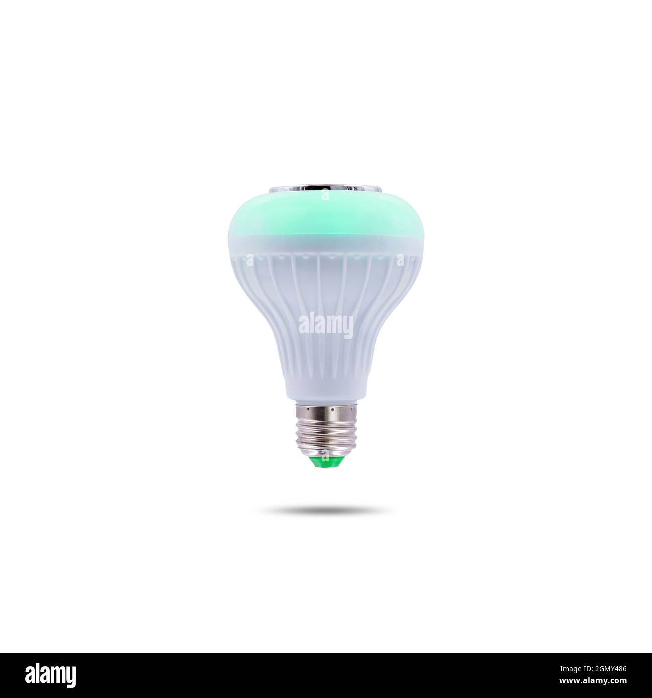 Plafonnier LED multicolore clignotant avec haut-parleur sans fil intégré isolé sur fond blanc. Banque D'Images
