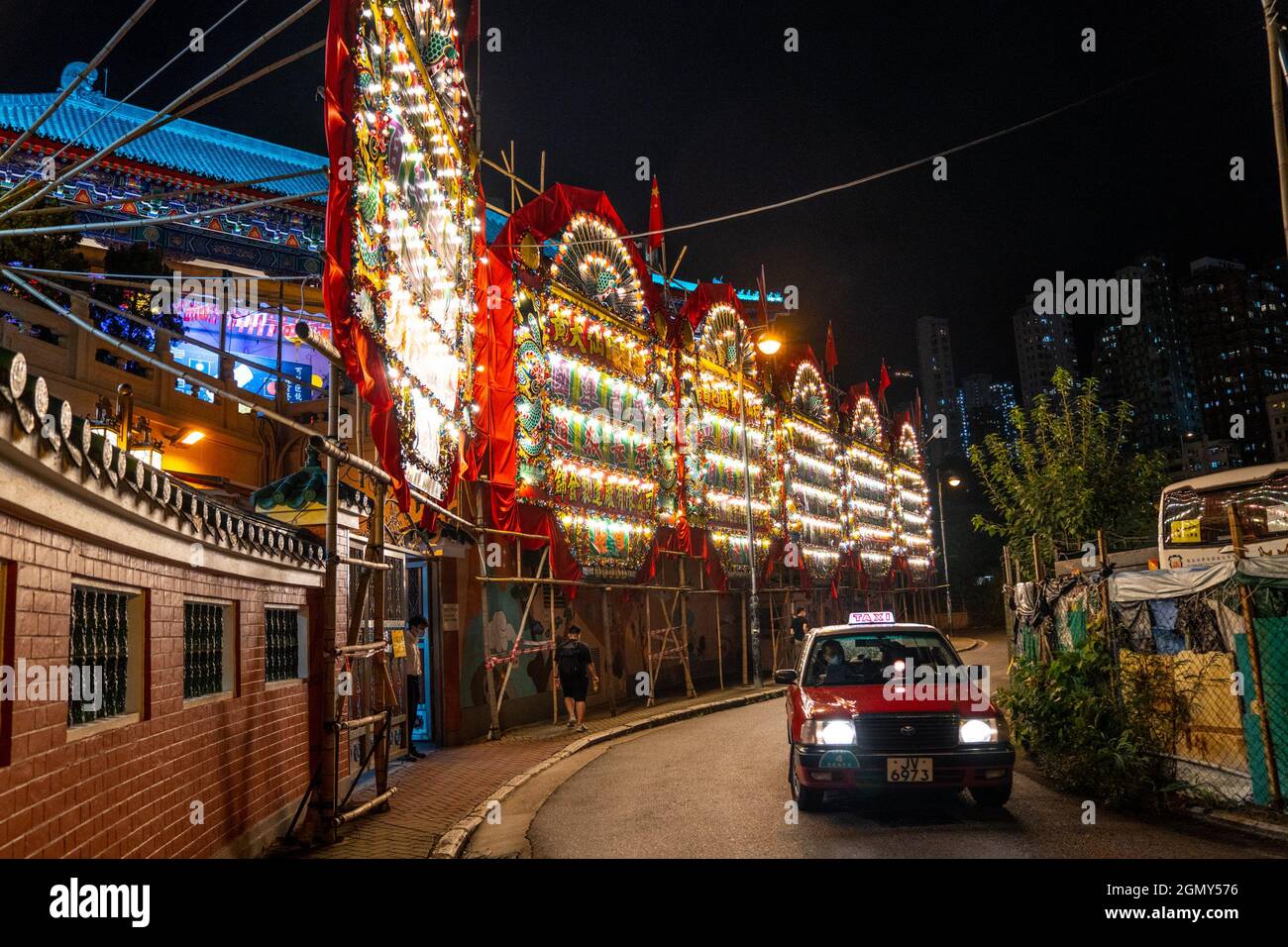 Hong Kong, Chine. 20 septembre 2021. Des panneaux illuminés à l'extérieur du temple Wong Tai Sin.Tai O, un petit village de pêcheurs de Hong Kong, décorent chaque année la région avec des lumières et des lanternes. Également connu sous le nom de Moon Festival ou Mooncake Festival, il s'agit d'un festival chinois traditionnel largement célébré en Asie de l'est et du Sud-est. Crédit : SOPA Images Limited/Alamy Live News Banque D'Images