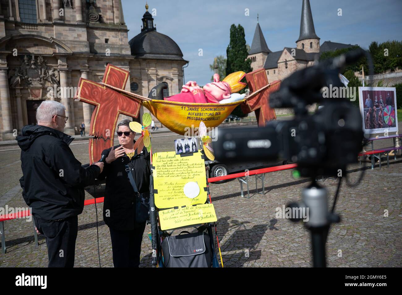 Fulda, Allemagne. 21 septembre 2021. Le deuxième jour de l'Assemblée plénière d'automne de la Conférence épiscopale allemande, Peter Bringmann-Henselder, journaliste et membre du Conseil consultatif pour les victimes d'abus dans l'archidiocèse de Cologne, interview Ursula Buchwald, qui a grandi dans une maison d'enfants dirigée par des religieuses et s'est engagé à éliminer les abus dans les institutions religieuses. L'Assemblée plénière d'automne aura lieu du 20 au 23 septembre 2021. Credit: Sebastian Gollnow/dpa/Alay Live News Banque D'Images