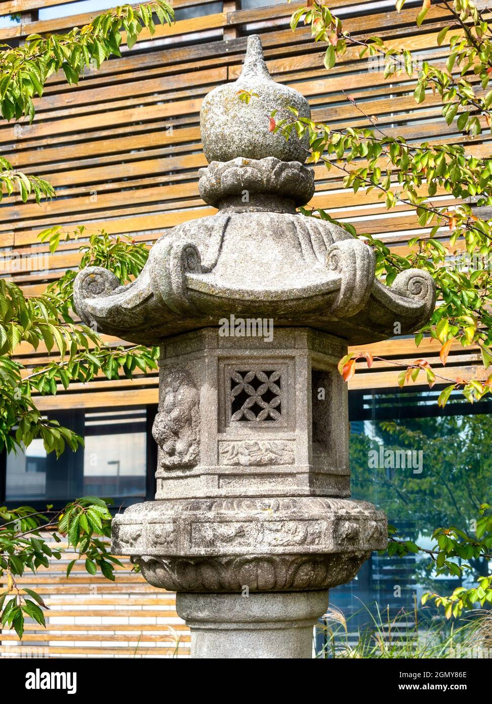 Sculpture en pierre à l'extérieur du Centre culturel japonais de Wynford Avenue, dans le district de North York, à Toronto, au Canada. Le Centre culturel japonais promouvoir Banque D'Images