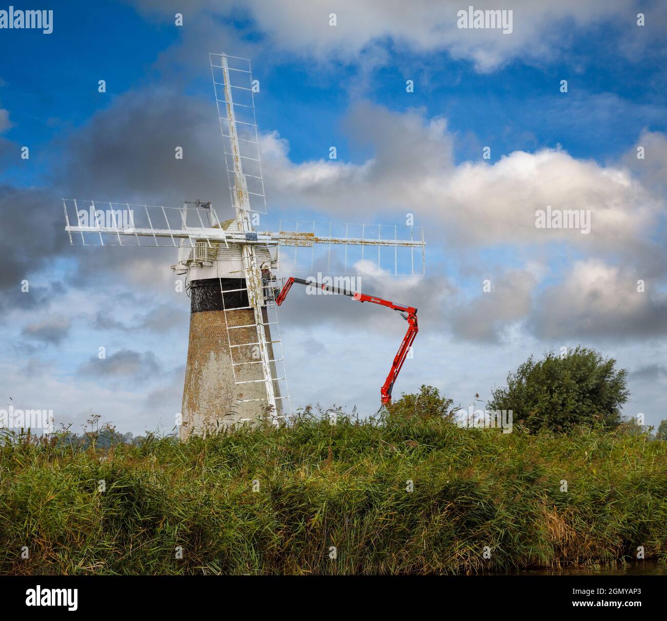 Moulins à vent sur les Norfolk broads. Banque D'Images