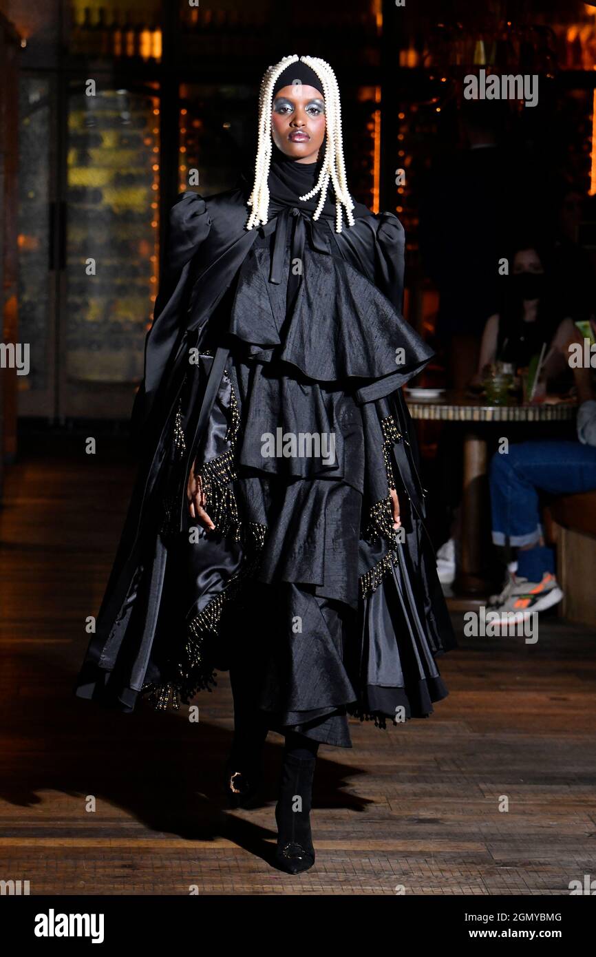 Le mannequin marche sur la piste au salon de la mode Osman pendant le Spring/Summer 2022 Collections Fashion Show à la London Fashion week à Londres, Royaume-Uni, le 20 septembre 2021. (Photo de Jonas Gustavsson/Sipa USA) Banque D'Images