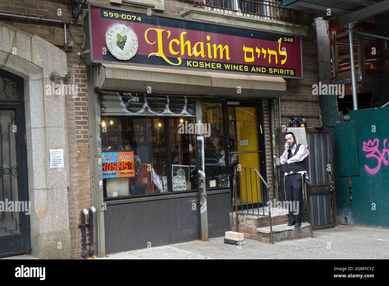 L'extérieur de l'chaim Kosher Wines and Spirits sur Roebling Street à Williamsburg, Brooklyn, New York. Banque D'Images