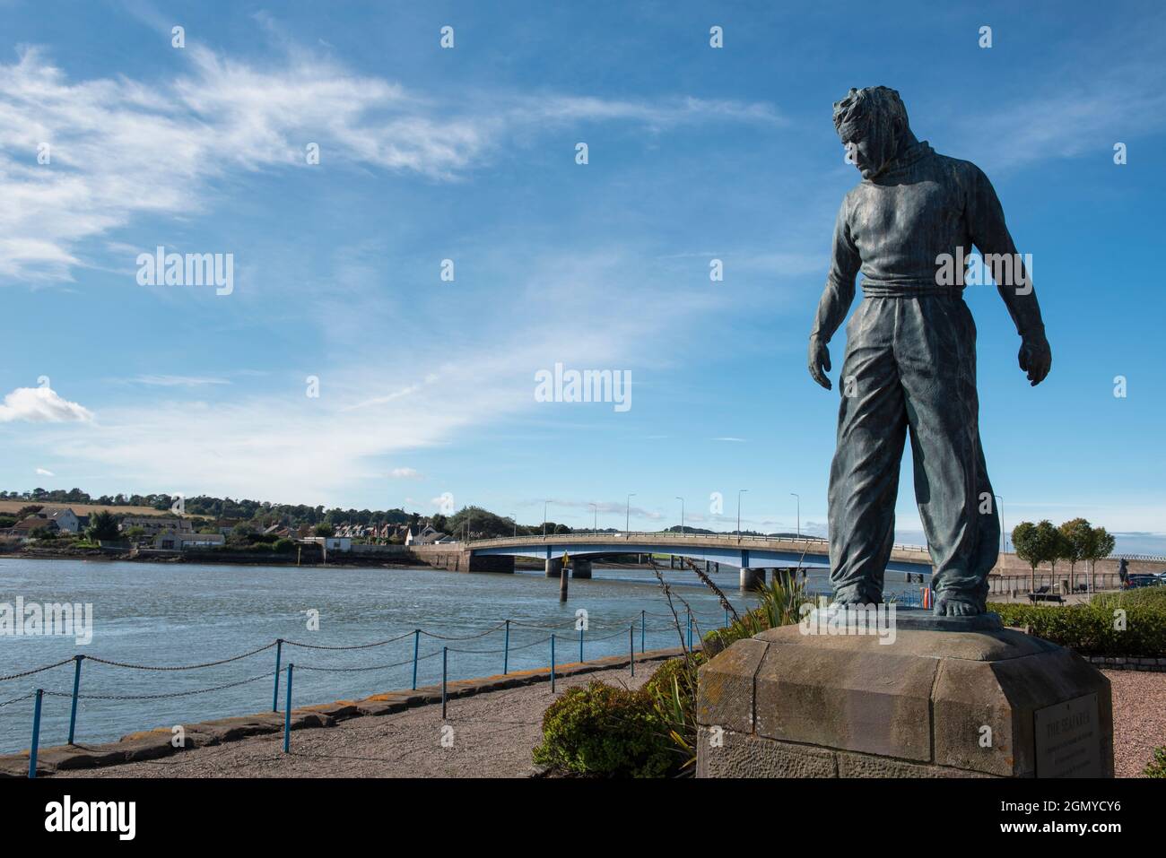 La sculpture de la mer de William Lamb, un mémorial aux marins et aux pêcheurs de Montrose et Ferryden surplombant la rivière de l'Esk du Sud. Banque D'Images