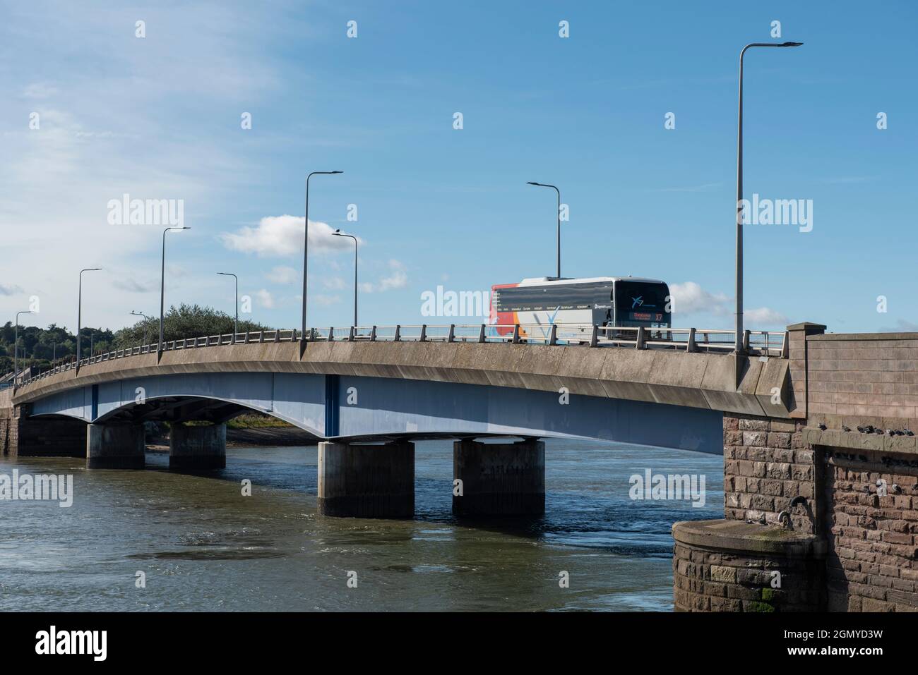 Vue sur le pont routier traversant la rivière South Esk depuis Wharf Street, Montrose, Angus, Écosse. Banque D'Images