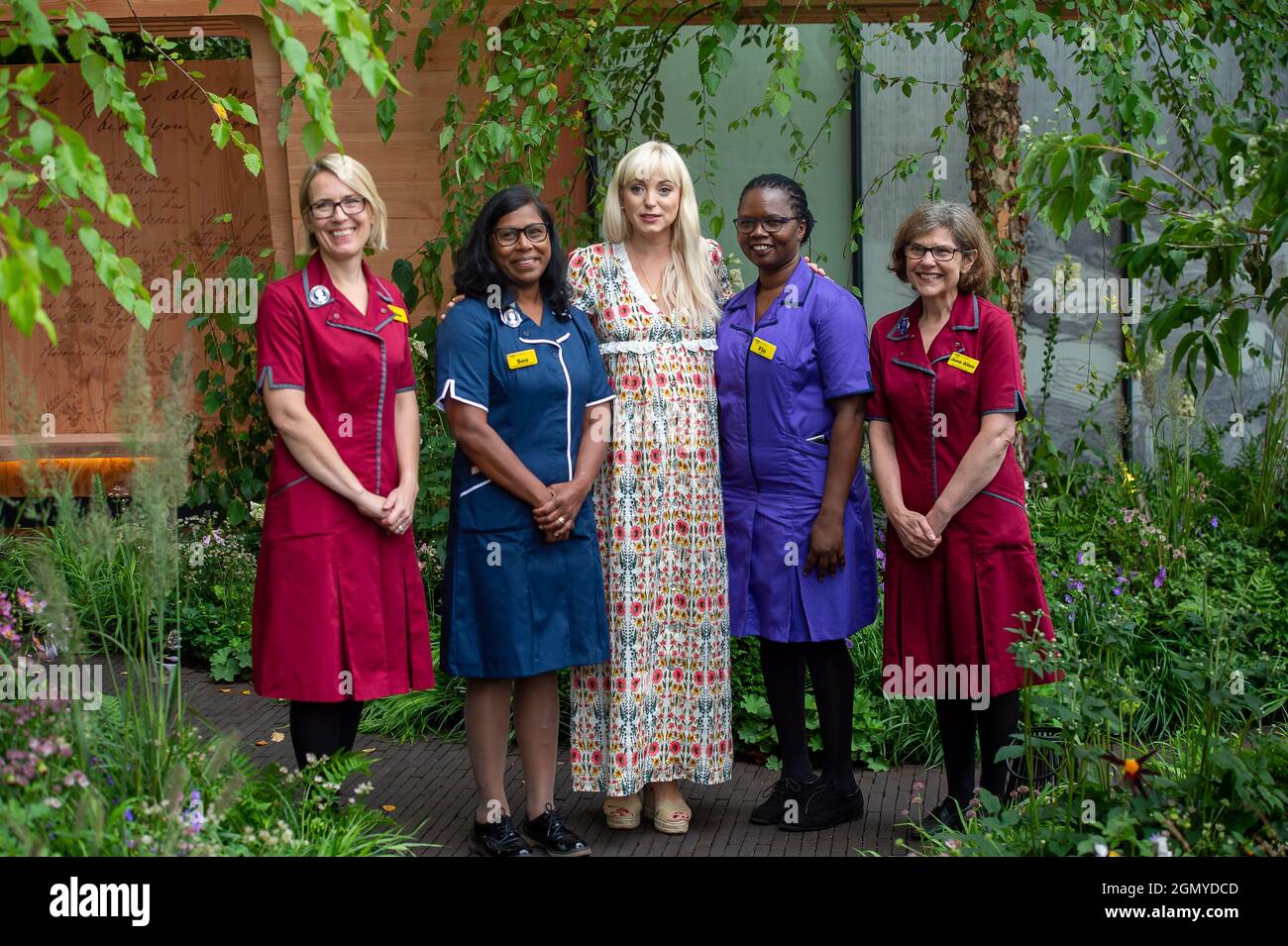 Chelsea, Londres, Royaume-Uni. 20 septembre 2021. Actrice et star d'Call la sage-femme Helen George et son petit ami Jack Ashton se sont joints à un groupe d'infirmières Nightingale dans le jardin Nightingale de Florence. Elle a lu un poème intitulé Je parle pour les infirmières dans le monde entier. Helen attend un bébé qui doit être en décembre. Crédit : Maureen McLean/Alay Banque D'Images